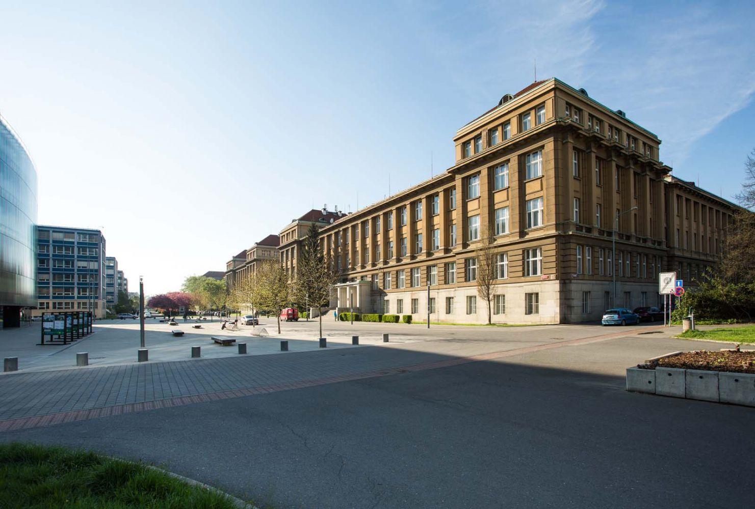  ◳ budova A (roh ÚACH)