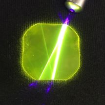 Scintilátor (převádí blízké UV 405 nm) na viditelné záření